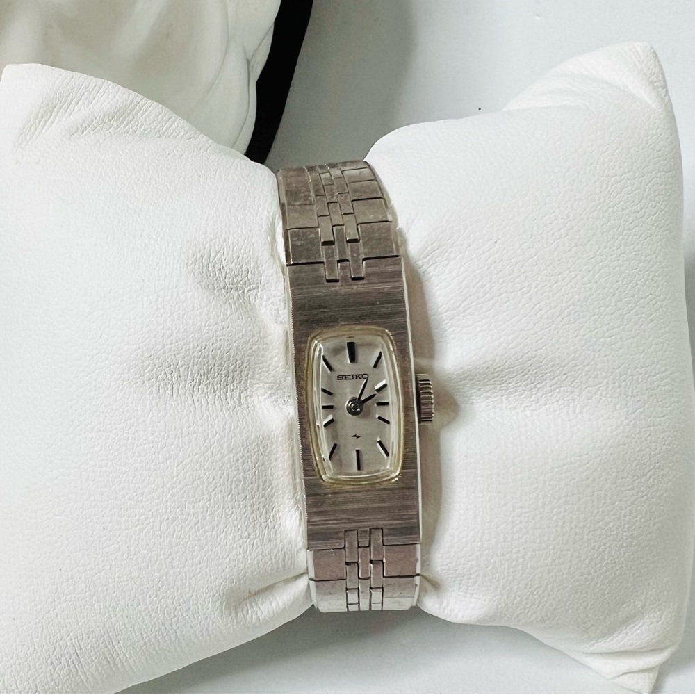 Dainty Silver Seiko Watch
